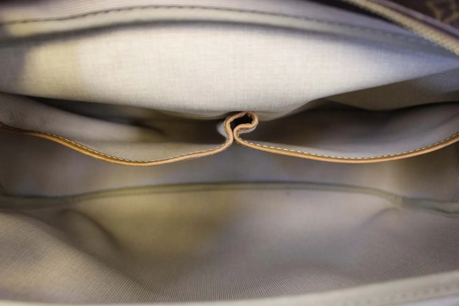 LOUIS VUITTON Monogram Reporter GM Shoulder Bag