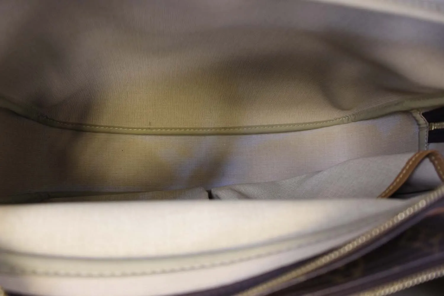 LOUIS VUITTON Monogram Reporter GM Shoulder Bag