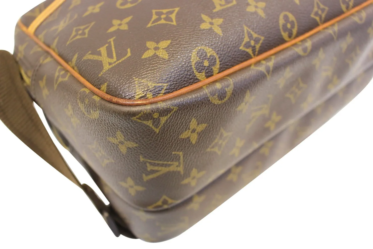 LOUIS VUITTON Monogram Reporter GM Shoulder Bag